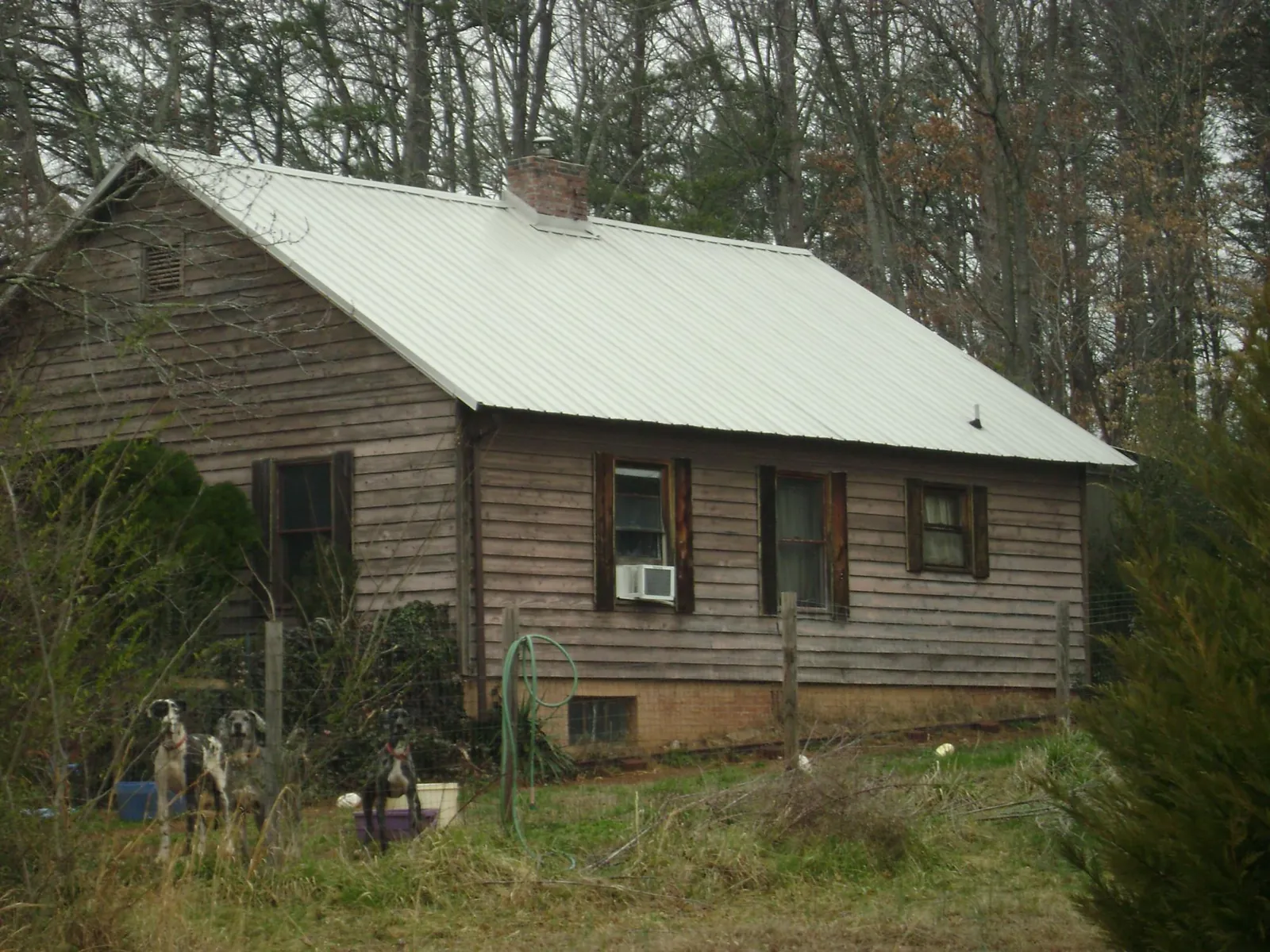 White metal roof on an old wood sided farmhouse, from a Metal Roof Installation job in Brisbane